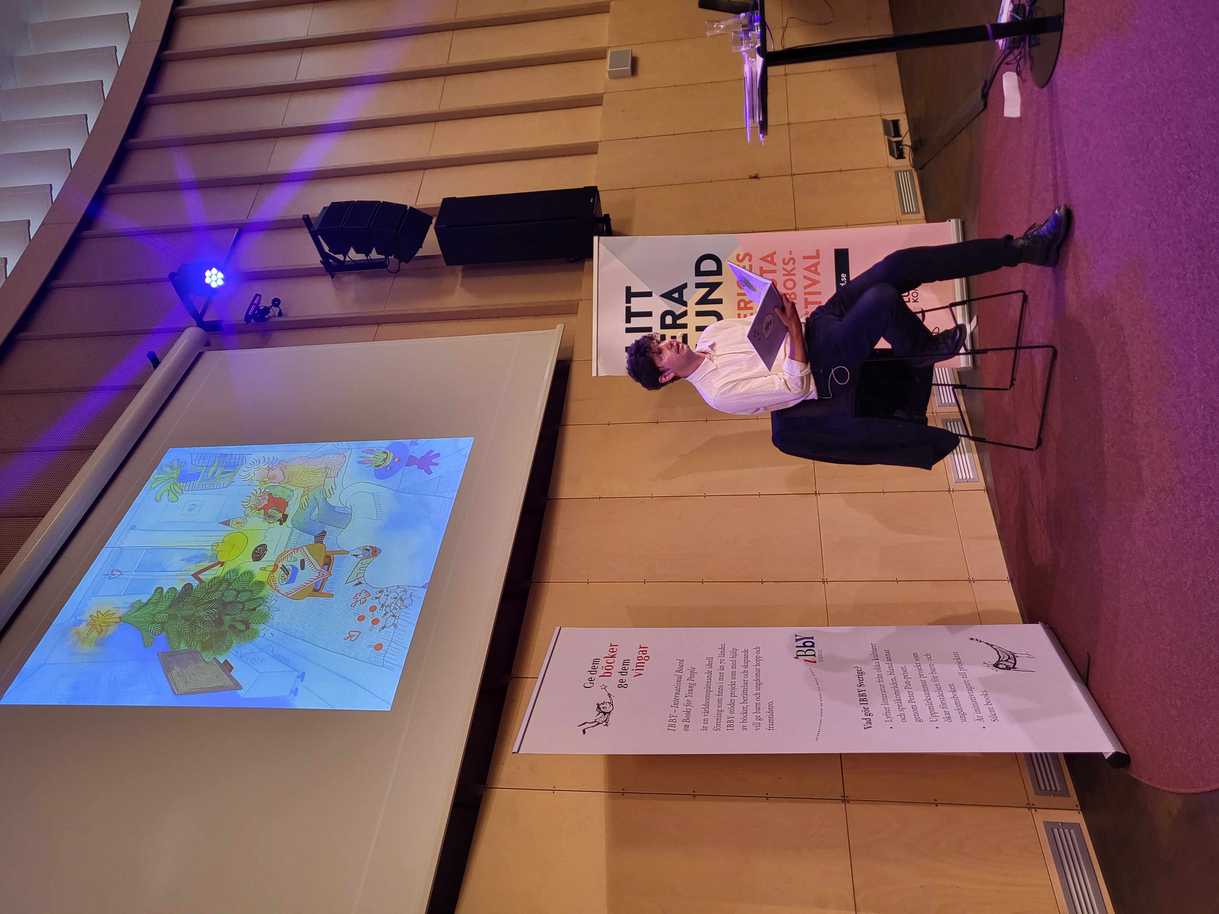 Oskar Kroon h&aring;ller en barnlitter&auml;r
f&ouml;rel&auml;sning i Lund 2026.
